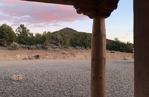 Taos Casa | La Casita de Johnny "B", en medio de un bosque de piñones y enebros. ¡5 estrellas! :)