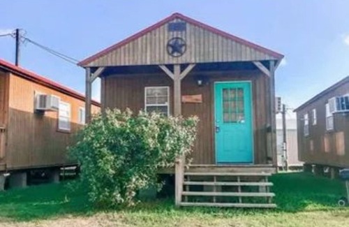 Matagorda Cabina | Quite peaceful cabin resort with pool and BBQ area with firepit!
