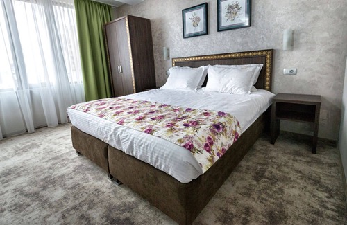 Craiova Apartamento | R 1116 David’s Deluxe Double Room With Break Fast, Mini-Bar & Guest Laundry
