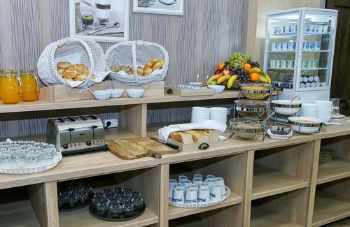 Craiova Apartamento | R 1116 David’s Deluxe Double Room With Break Fast, Mini-Bar & Guest Laundry
