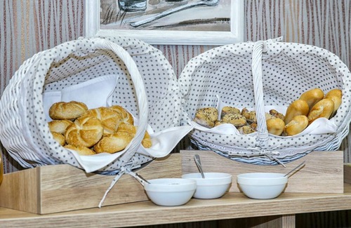 Craiova Apartamento | R 1116 David’s Deluxe Double Room With Break Fast, Mini-Bar & Guest Laundry