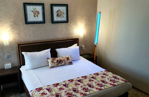 Craiova Apartamento | R 1116 David’s Deluxe Double Room With Break Fast, Mini-Bar & Guest Laundry