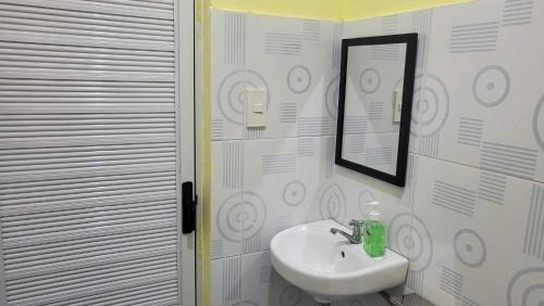 Puerto Princesa City Centre Casa | R and E Guest House