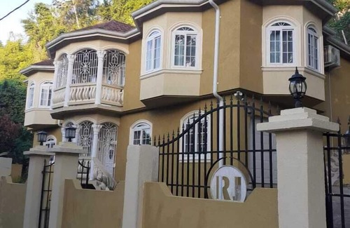 River Oaks Casa | R & J Roost