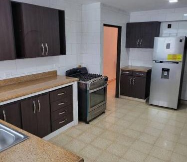 El Cangrejo Apartamento | R10 Lindo Apto de 5 recámaras, zona turística.