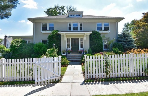 New Rochelle Casa | Rachel’s Retreat- 20 mins to NYC! Walk to train and town.