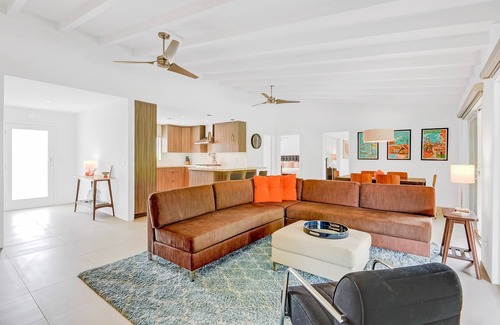 Racquet Club South Casa | Racquet Club East Home with Modern Flair | Pool, Spa & Outdoor Living