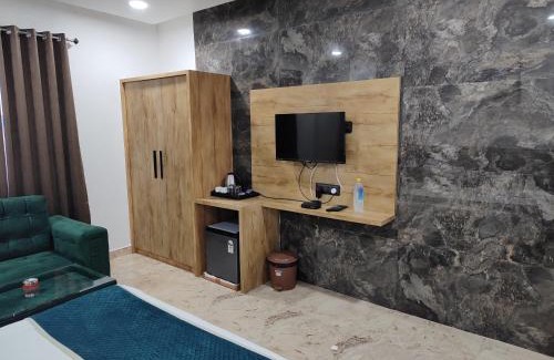 Vrindavan Hotel | Radha Bihari Nikunj Inn