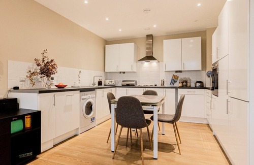 East Walworth Apartamento | Radiant Relay: Stylish 1-Bed Flat with Balcony