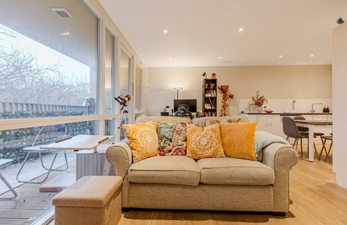 East Walworth Apartamento | Radiant Relay: Stylish 1-Bed Flat with Balcony