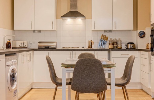 East Walworth Apartamento | Radiant Relay: Stylish 1-Bed Flat with Balcony