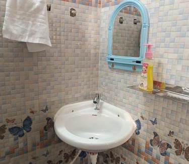 Faizabad Apartamento | RaghuvarDham Delux 1 Double Bed, 1 Single Bed Room