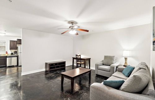 Clarksville Apartamento | Railton - B6 I Townhome I Driveway