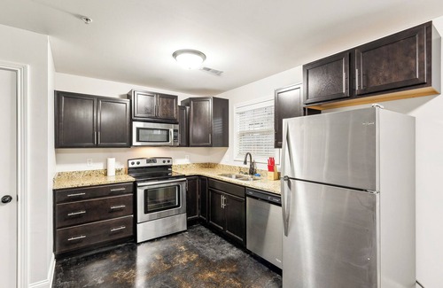 Clarksville Apartamento | Railton - B6 I Townhome I Driveway