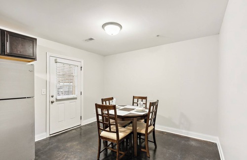 Clarksville Apartamento | Railton - B6 I Townhome I Driveway