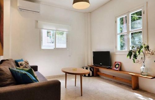 Beirut Apartamento | Railway House 1BR Apt w front yard