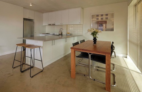 Tweed Heads Apartamento | Rainbow Bay Ocean View Retreat: Serene 2 bedroom Art apartment.