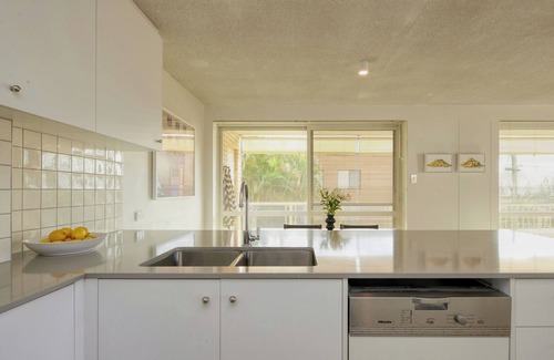 Tweed Heads Apartamento | Rainbow Bay Ocean View Retreat: Serene 2 bedroom Art apartment.