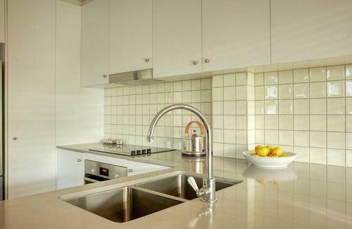 Tweed Heads Apartamento | Rainbow Bay Ocean View Retreat: Serene 2 bedroom Art apartment.