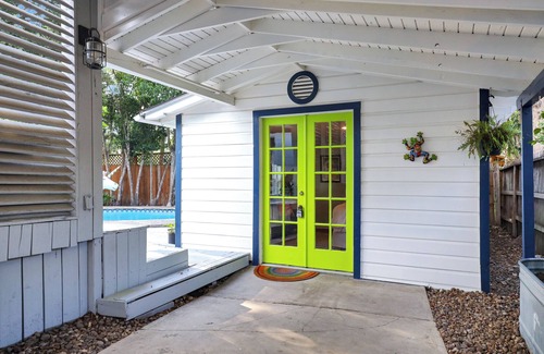 Terrell Heights Casa | Rainbow Casita