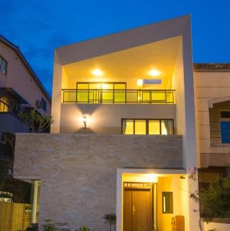 Jiji Casa | Rainbow Field House
