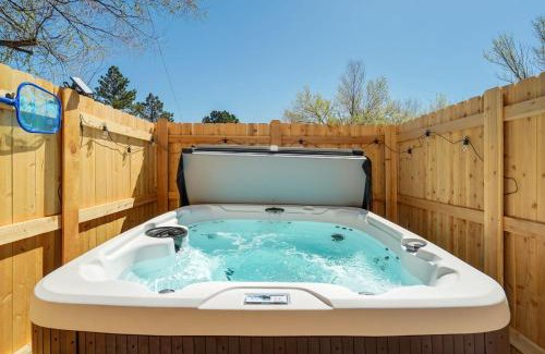 West Colorado Springs Casa | Rainbow Road Hot Tub Pikes Peak Views Pac Man