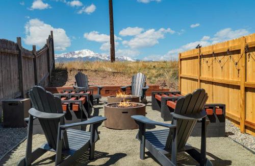 West Colorado Springs Casa | Rainbow Road Hot Tub Pikes Peak Views Pac Man