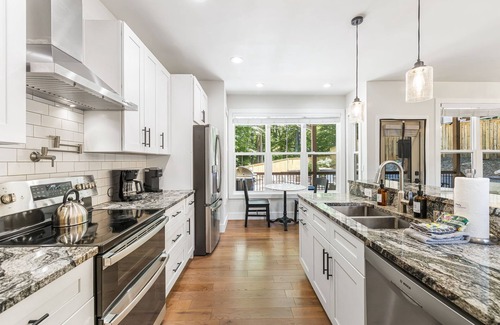 Avery Creek Casa | Rainbow’s Edge | Mountain Views, Hot Tub, Game Room & Gourmet Kitchen