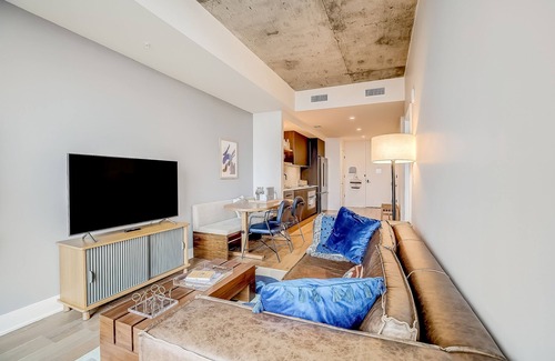 Rainey Street Historic District Condominio | Rainey St. condo with balcony, rooftop pool, fitness center and coffee shop