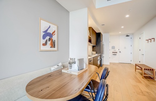 Rainey Street Historic District Condominio | Rainey St. condo with balcony, rooftop pool, fitness center and coffee shop