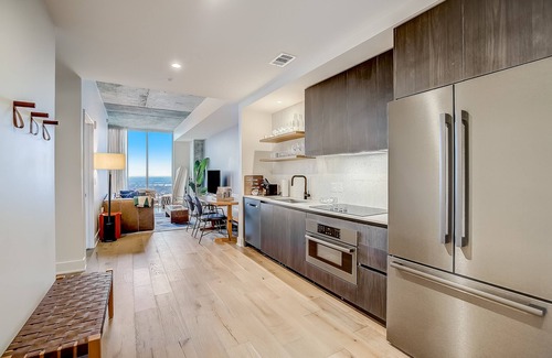 Rainey Street Historic District Condominio | Rainey St. condo with balcony, rooftop pool, fitness center and coffee shop