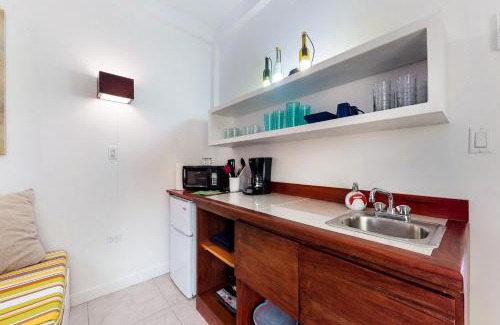 Caye Caulker Hotel | Rainforest Suite at Casa DV Suites -Gold Standard Certified