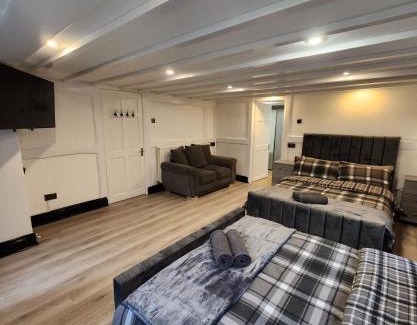 Manchester Casa | Rainsough Cottage Guest House - Shared Bathroom - Free Parking & WiFi