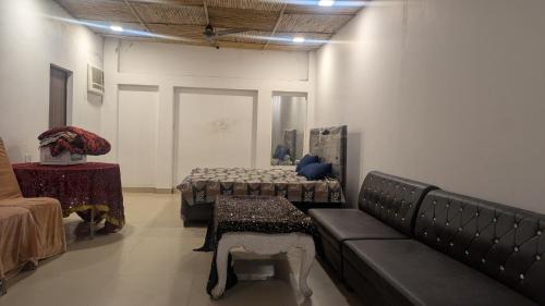 Malihabad Casa | Rajwada Restaurant Lawn Benquits