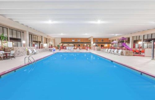 Grayling Hotel | Ramada by Wyndham Grayling Hotel & Conference Center