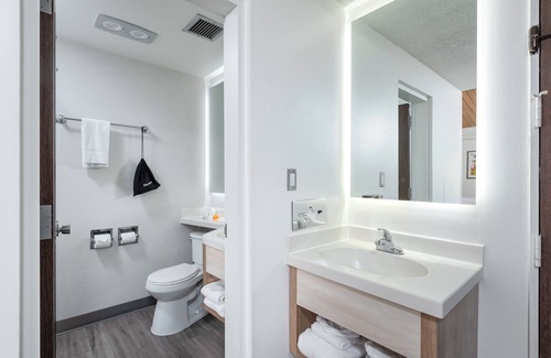 Santa Barbara Hotel | Ramada by Wyndham Santa Barbara