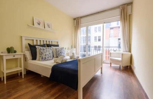 Esquerra de l'Eixample Apartamento | Ramblas Rentals Spacious & Design 4Br Flat With Balcony 15m Ramblas