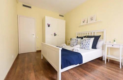 Esquerra de l'Eixample Apartamento | Ramblas Rentals Spacious & Design 4Br Flat With Balcony 15m Ramblas