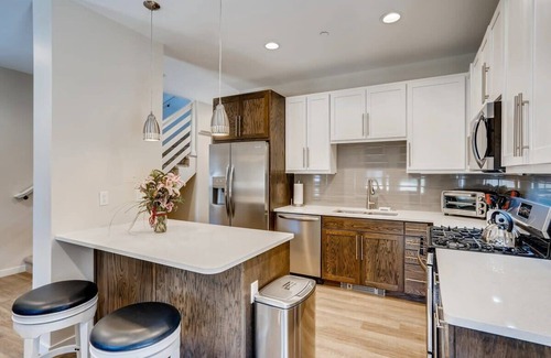 Georgetown Casa | Rambler's Retreat / Sleeps 8 / Lakefront View