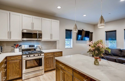 Georgetown Casa | Rambler's Retreat / Sleeps 8 / Lakefront View