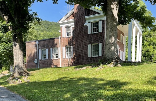 Norma Casa | Ramblin Rose access Brimstone Rec, Brushy Mtn St Pen, Hist Scott CoJail, BSFNRRA