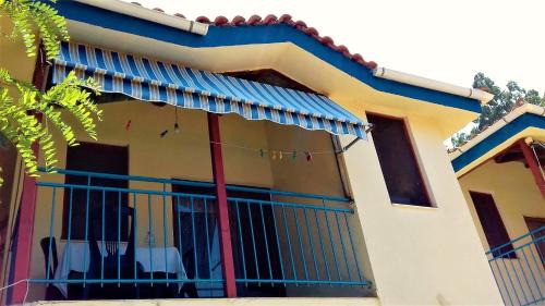 Radhime Casa | Ramo's Cozy Beachside Haven with Panoramic Views - 1st
