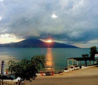 Radhime Casa | Ramo's Cozy Beachside Haven with Panoramic Views - 2nd