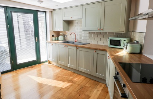 St Ishmaels Cabaña | RAMSEY COTTAGE, pet friendly, with a garden in Milford Haven