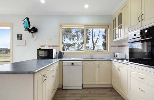 Lake Tyers Beach Casa | Ranch @ Lake Tyers Beach - Spacious rural home ideal for families and groups