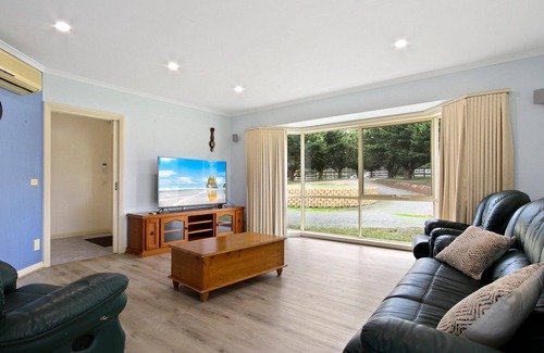 Lake Tyers Beach Casa | Ranch @ Lake Tyers Beach - Spacious rural home ideal for families and groups