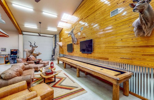 Bandera Cabina | Ranch Lodge on 100+ Acres with Exotic Wildlife, Fishing Ponds & Game Room