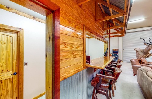 Bandera Cabina | Ranch Lodge on 100+ Acres with Exotic Wildlife, Fishing Ponds & Game Room