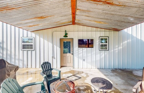 Bandera Cabina | Ranch Lodge on 100+ Acres with Exotic Wildlife, Fishing Ponds & Game Room