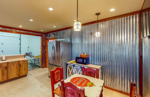 Bandera Cabina | Ranch Lodge on 100+ Acres with Exotic Wildlife, Fishing Ponds & Game Room
